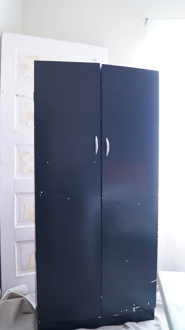 This pantry door update was super easy to do! Using a little paint and appliques it totally transformed it!