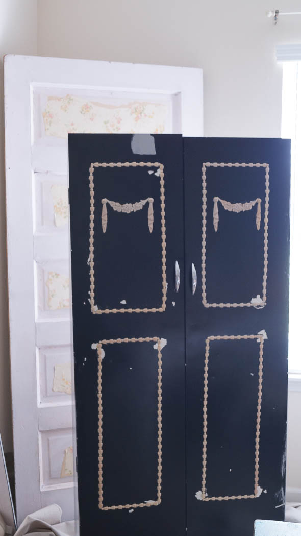 This pantry door update was super easy to do! Using a little paint and appliques it totally transformed it!