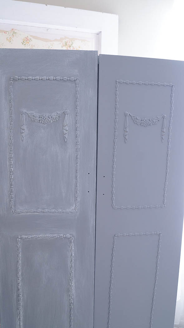 This pantry door update was super easy to do! Using a little paint and appliques it totally transformed it!