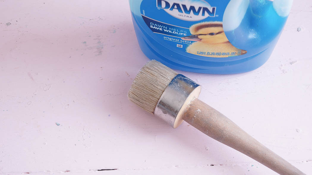  Did you know that vinegar cleans paint brushes? Not only does vinegar clean paint brushes but using fabric softner does too!