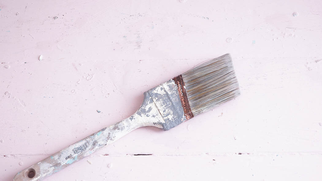  Did you know that vinegar cleans paint brushes? Not only does vinegar clean paint brushes but using fabric softner does too!